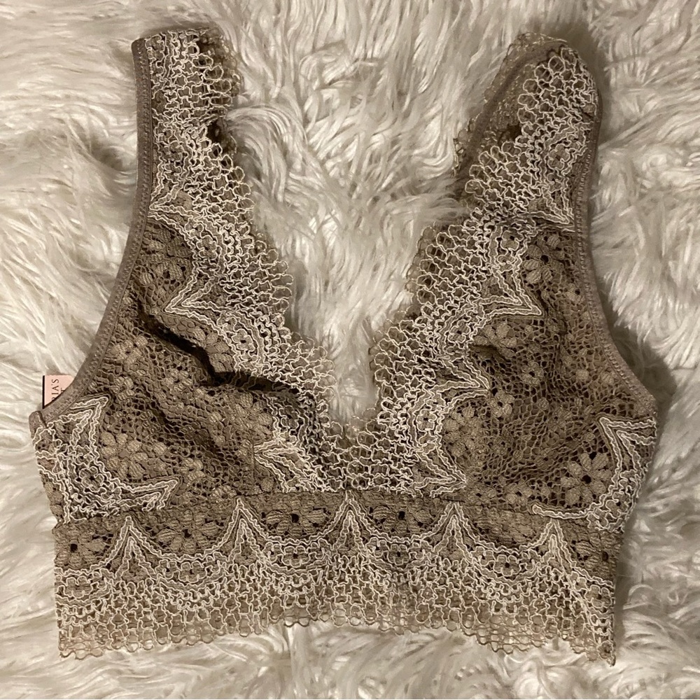 NWT Victoria's Secret stunning lace satin lined bralette